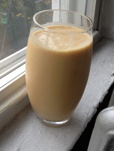 Super creamy and deliciously healing turmeric golden smoothie!
